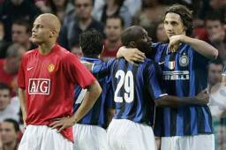 El hondureño David Suazo celebrando uno de los primeros goles con el Inter de Milan junto a aZlatan Ibrahimovic y Luis Figo frente al Manchester United.