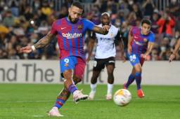 Memphis Depay marcó el segundo del Barcelona desde el manchón penal.