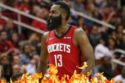 James Harden, estrella de la NBA, se quedaría una temporada más en los Houston Rockets a pesar de haber requerido su salida de la franquicia.