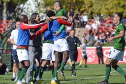 José Escalante celebrando su golazo con sus compañeros del Cavalry.