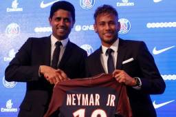 Neymar junto con el presidente del PSG en su llegada a Francia.