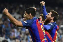 Leo Messi celebra con Luis Suárez en el Bernabéu el triunfo sobre el Real Madrid y por el momento dejan el suspenso para el final. Foto AFP