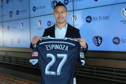 Roger Espinoza posando con su camiseta del Kansas City.