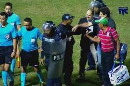 Momentos en que Héctor Vargas empujó al Policía en el estadio Morazán.