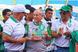 Chelato muy contento al recibir el homenaje por parte de la directiva de Marathón.