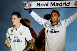 Danilo festejando junto a James Rodríguez la conquista del título 33 del Real Madrid.