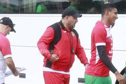 El entrenador del Marathón Martín “Tato” García cuando salía con el plantel rumbo al entrenamiento en la cancha de gol de La Lima donde hacen los acondicionamientos de pretemporada. Fotos Neptalí Romero
