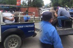 Momento en el que los seis sospechosos fueron detenidos y remitidos a una posta en Sunseri. FOTO: RedInformativaH