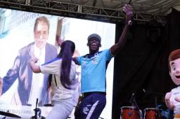 El delantero del Monterrey de México y titular de la Bicolor, Alberth Elis, se atrevió a bailar punta con una de las aficionadas que llegó al H-Fest. Foto Neptalí Romero