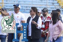Xiomara Castro junto a Mario Moncada supervisando la nueva grama del Estadio Morazán de San Pedro Sula. FOTO: Neptalí Romero.
