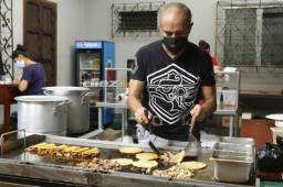 El 'Potro' Gutiérrez, entrenador del Real España, y su amor por la comida mexicana. Fotos DIEZ: Neptalí Romero| Locación: Restaurante Taco Shop San Pedro Sula.