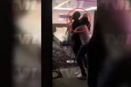 Renato Ibarra fue agarrado por otra persona para que dejara de agredir a su pareja.