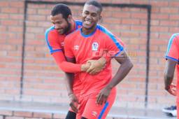 Brayan Beckeles bromeando con el portero Edrick Menjívar. Foto Ronald Aceituno.