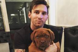 Foto de Lionel Messi junto a su cachorro Hulk en enero del 2016.
