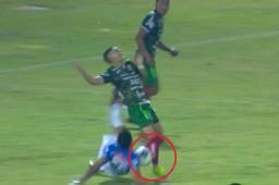 ¡Qué imprudencia! Así fue el penal que cometió defensor de Victoria y que aprovechó Marathón para sentenciar la eliminatoria