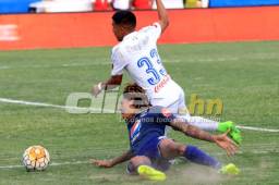 Al delantero Michael Chirinos le cometieron un claro penal a los tres minutos de partido y el árbitro Geovanny Mendoza no lo sancionó. Foto Ronal Aceituno