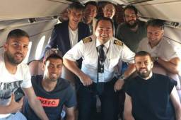 Alba, Busquets y Piqué fueron invitados en sus vacaciones a Qatar.