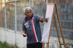 El entrenador Héctor Castellón le explica movimientos tácticos a la plantilla cocotera.