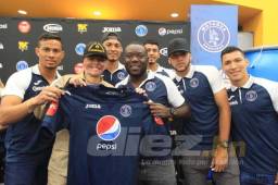 Los jugadores del Motagua cuando le entregaban la camisa a Ever Velásquez.