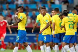 Paulinho anotó el primer gol de los brasileños ante Serbia.