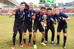 El volante hondureño Danilo Acosta (3) celebra con sus compañeros la obtención del título Sub-20 de Concacaf con los Estados Unidos. Foto @DannyAcosta
