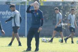 El técnico colombiano entrenó con el Real España y todavía espera lo que decida Panamá.