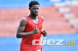 Akeem Garnet Roach, jugador trinitense del Vida de La Ceiba, advierte a los suyos que se deben cuidar de Romell Quioto. Foto DIEZ