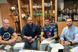 Agustín Auzmendi junto a Pedro Atala en la firma de su contrato con Motagua.