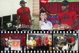 El delantero hondureño equipó con ayuda del Houston Dynamo, una aula tecnológica para los niños de la escuela Fidelina Cerros.