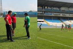 Héctor Vargas da indicaciones a su cuerpo técnico, mientras los jugadores se adaptan al césped del estadio Morazán