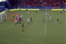 Al principio se pensó que Maynor Figueroa estaba en posición adelantada, pero el VAR sacó de dudas al árbitro.