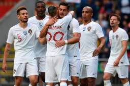 André Silva es felicitado por sus compañeros luego de su anotación ante Túnez.