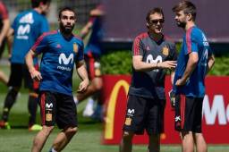 Los defensores Dani Carvajal del Real Madrid y Gerard Piqué del Barcelona, eran las dudas de España pero ya entrenan con el grupo. Fotos AFP