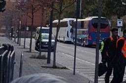 Los autobuses del Real Madrid y FC Barcelona en las afueras del hotel Sofía en Barcelona desde donde saldrán al Camp Nou previo al clásico.