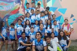 Los competidores de la escuela Happy Days Freedom posan con su trofeo y medallas conquistadas.