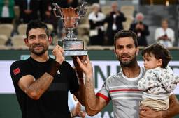 Haciendo pareja con el holandés Jean-Julien Rojer, el salvadoreño Marcelo Arévalo hizo historia al convertirse este sábado en el primer tenista centroamericano en ganar un título en Roland Garros.