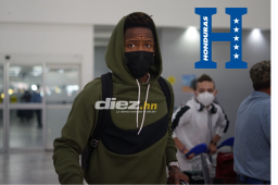 El jugador hondureño llegó bien protegido con su sudadera verde y pensando en sacar la primera victoria al cierre de la eliminatoria. Foto: Jefry Ayala.