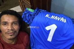 Rambo de León se quedó con la camiseta con la que Keylor Navas jugó en el Honduras-Costa Rica. FOTO: AM Prensa