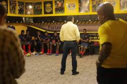 Elías Burbara se encargó de darle la bienvenida al cuerpo técnico y jugadores de Real España. Foto: Real España.