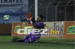 Denovan Torres sigue dando de qué hablar en la portería del Marathón.