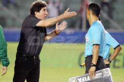 Al final del partido, Vargas ha reclamado al árbitro en el centro del campo.