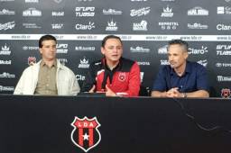 El uruguayo Marcelo Macías (izquierda), Fernando Campos, presidente del Alajuelense (centro) junto al entrenador, el también charrúa, Nicolás Dos Santos.