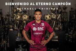 La primera imagen de Michaell Chirinos con la camisa morada del Saprissa de Costa Rica.