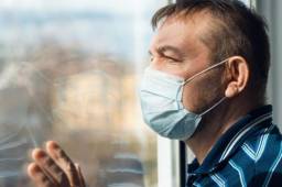 Una nueva investigación dio a conocer que el COVID-19 puede estar en los oídos y causar daños auditivos.