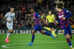 Ansu Fati se alista para festejar el primer gol del Barcelona ante Levante. Se lo hizo por 'cocina' al arquero. Foto AFP