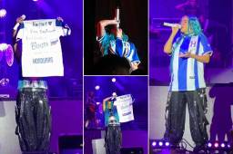 La ‘Bichota’ en Honduras: así reaccionó Karol G tras recibir la camiseta de la Selección en pleno concierto