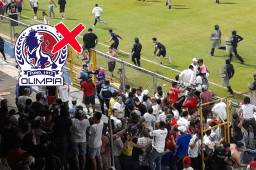 Varios aficionados del Olimpia invadieron la cancha buscando pelea con un grupo de motagüenses.