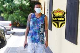 El volante Mayron Flores cuando llegaba a la presentación en Real España este jueves que fue su presentación oficial. Fotos Jeffry Midence