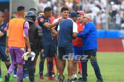 El clásico capitalino ha sido de mucha calentura que llegó hasta los banquillos.