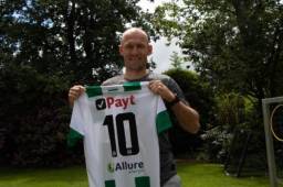 Así fue anunciado Arjen Robben como el nuevo jugador del FC Groningen de la primera división de Holanda.